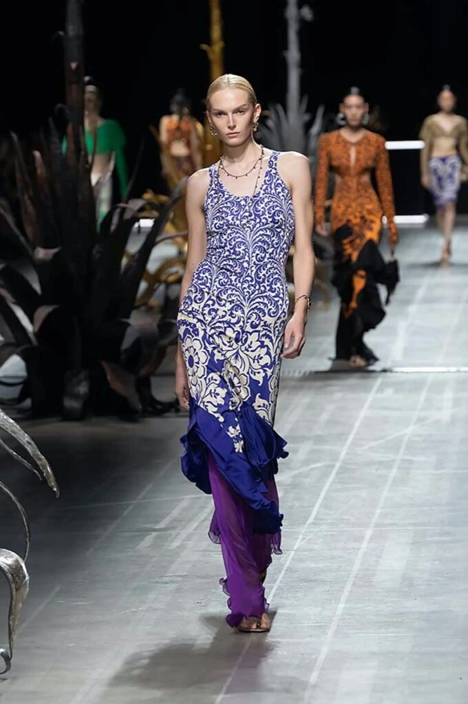 Desfile Etro primavera 2025 en la Semana de Moda de Milán.