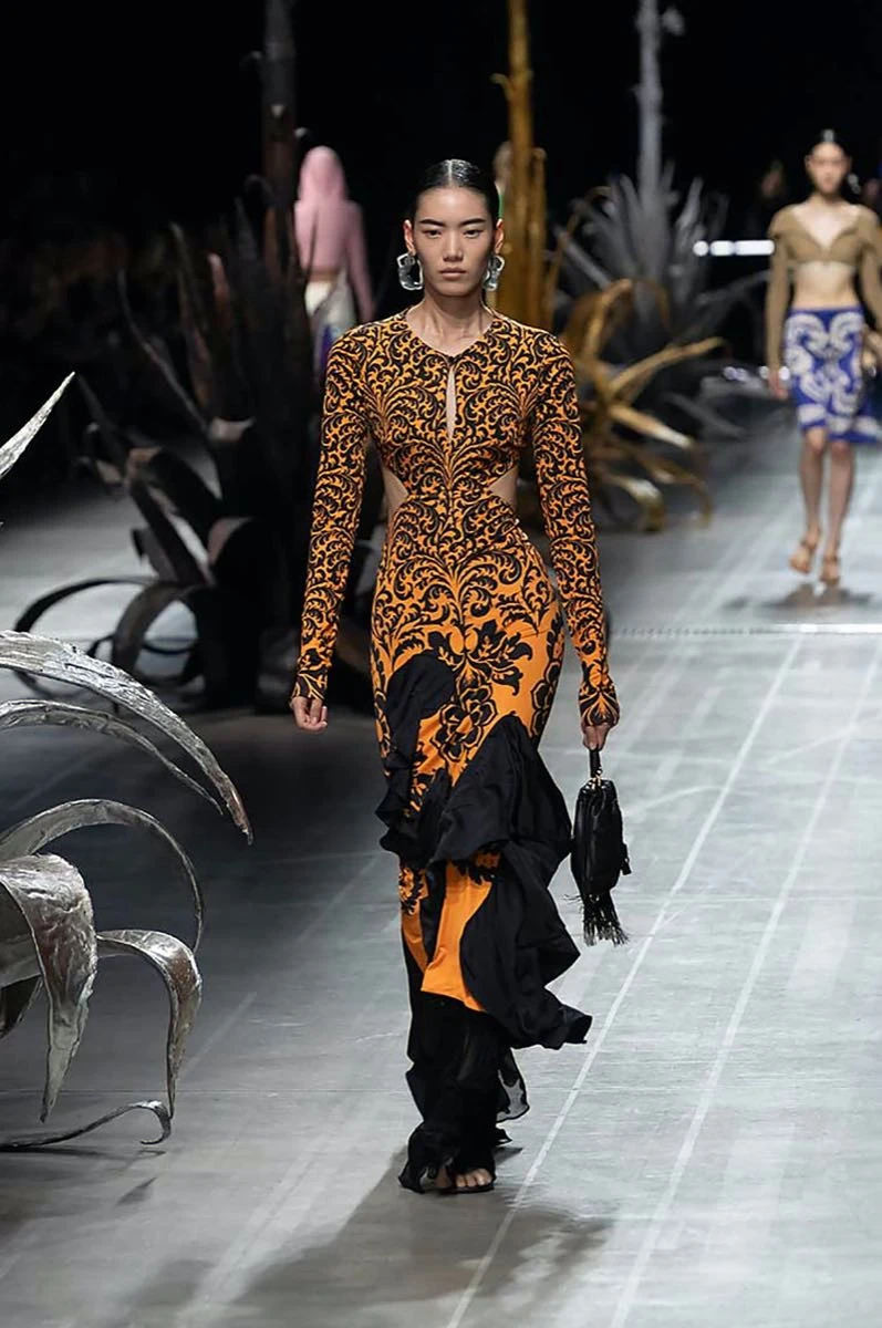 Desfile Etro primavera 2025 en la Semana de Moda de Milán.