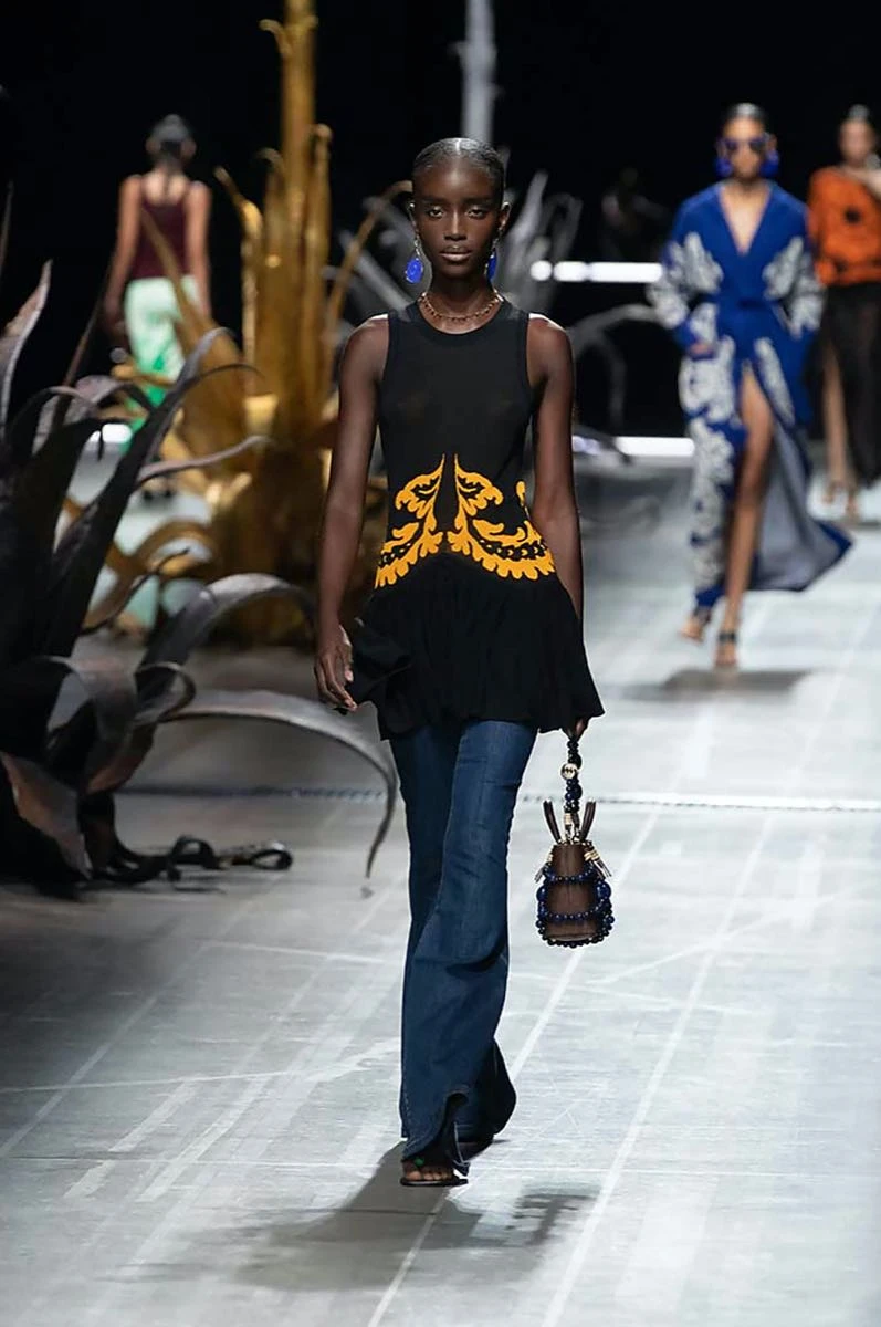 Desfile Etro primavera 2025 en la Semana de Moda de Milán.