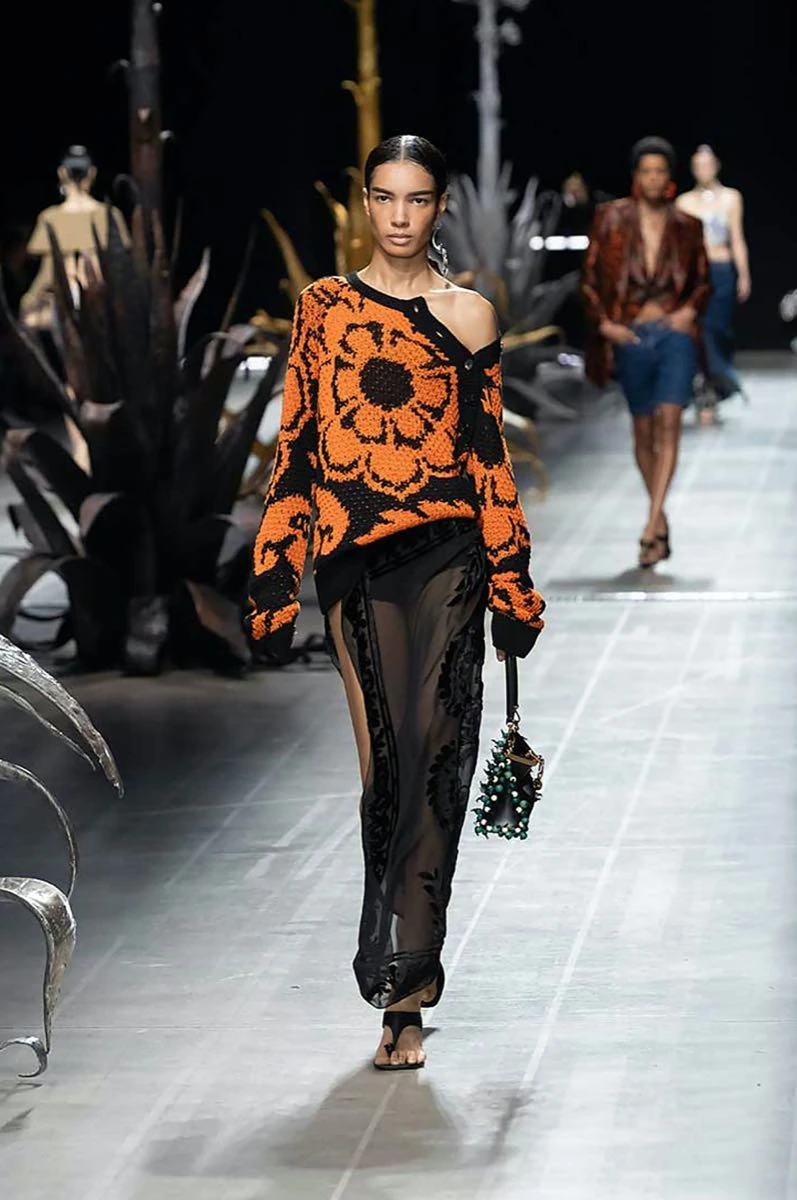 Desfile Etro primavera 2025 en la Semana de Moda de Milán.