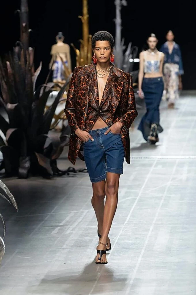 Desfile Etro primavera 2025 en la Semana de Moda de Milán.
