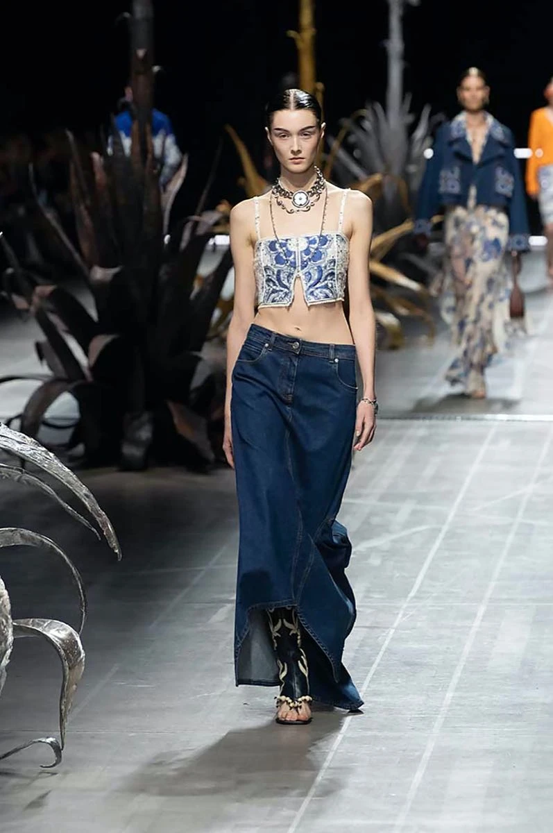 Desfile Etro primavera 2025 en la Semana de Moda de Milán.