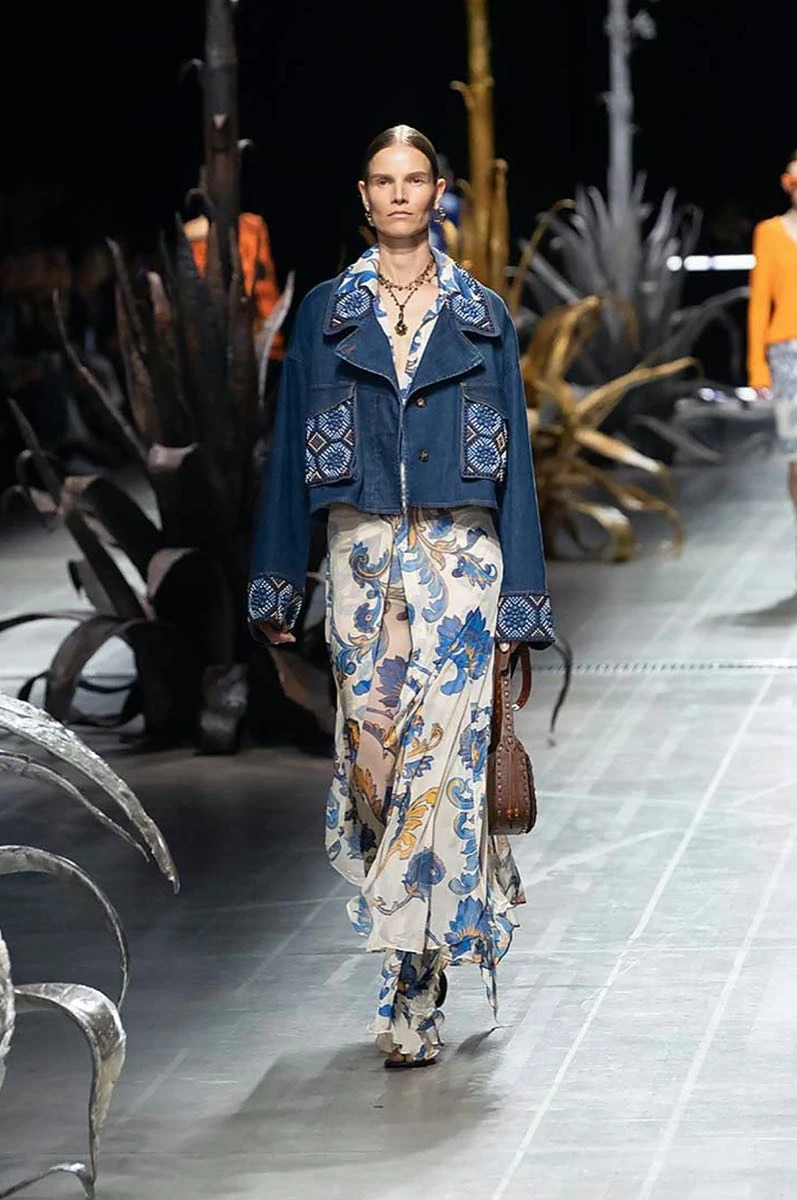 Desfile Etro primavera 2025 en la Semana de Moda de Milán.