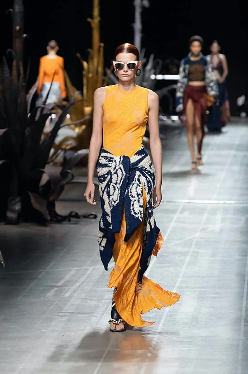 Desfile Etro primavera 2025 en la Semana de Moda de Milán.