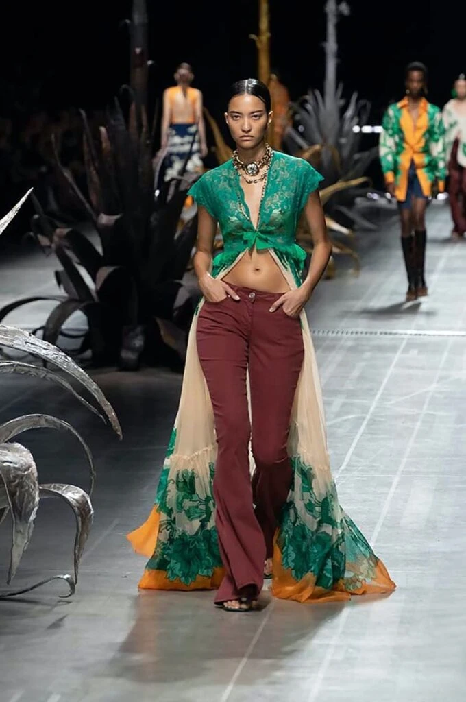 Desfile Etro primavera 2025 en la Semana de Moda de Milán.