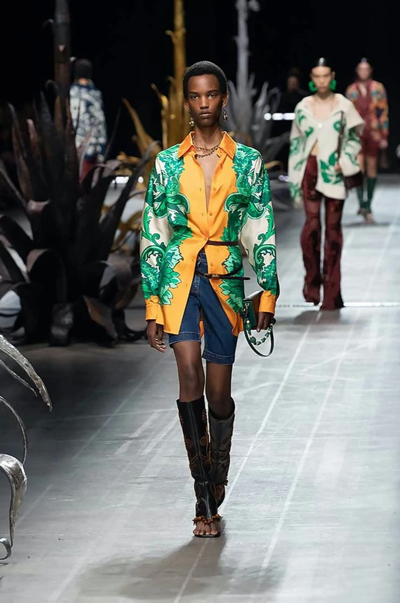 Desfile Etro primavera 2025 en la Semana de Moda de Milán.