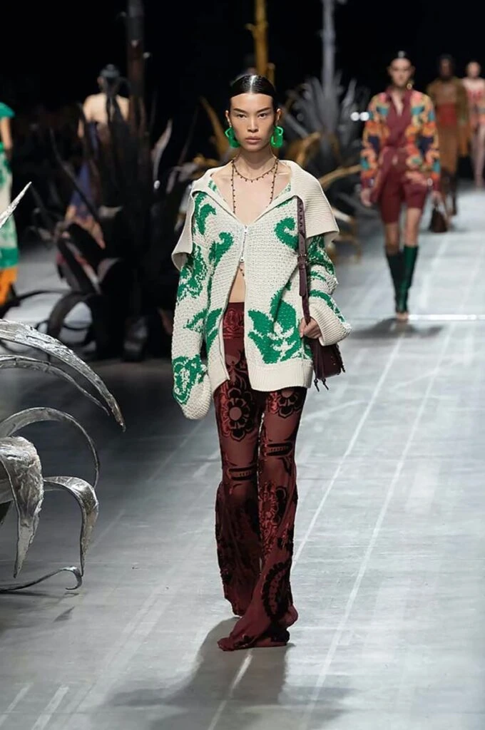 Desfile Etro primavera 2025 en la Semana de Moda de Milán.