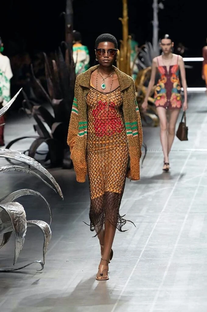 Desfile Etro primavera 2025 en la Semana de Moda de Milán.