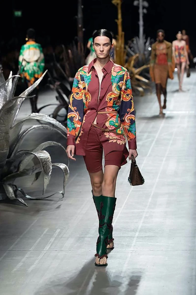 Desfile Etro primavera 2025 en la Semana de Moda de Milán.