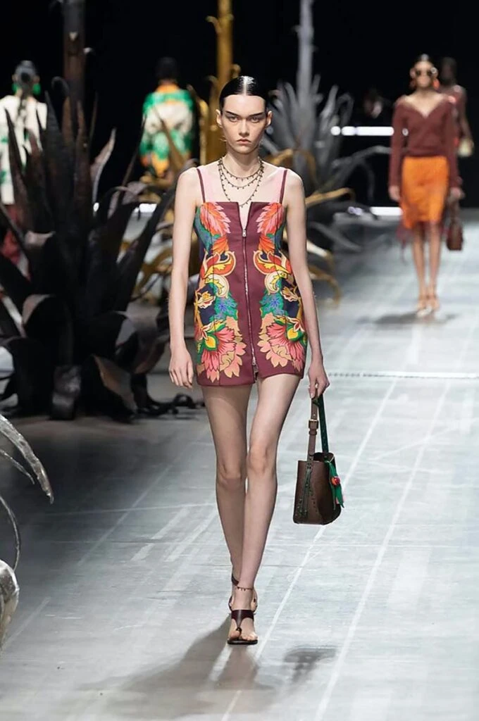 Desfile Etro primavera 2025 en la Semana de Moda de Milán.