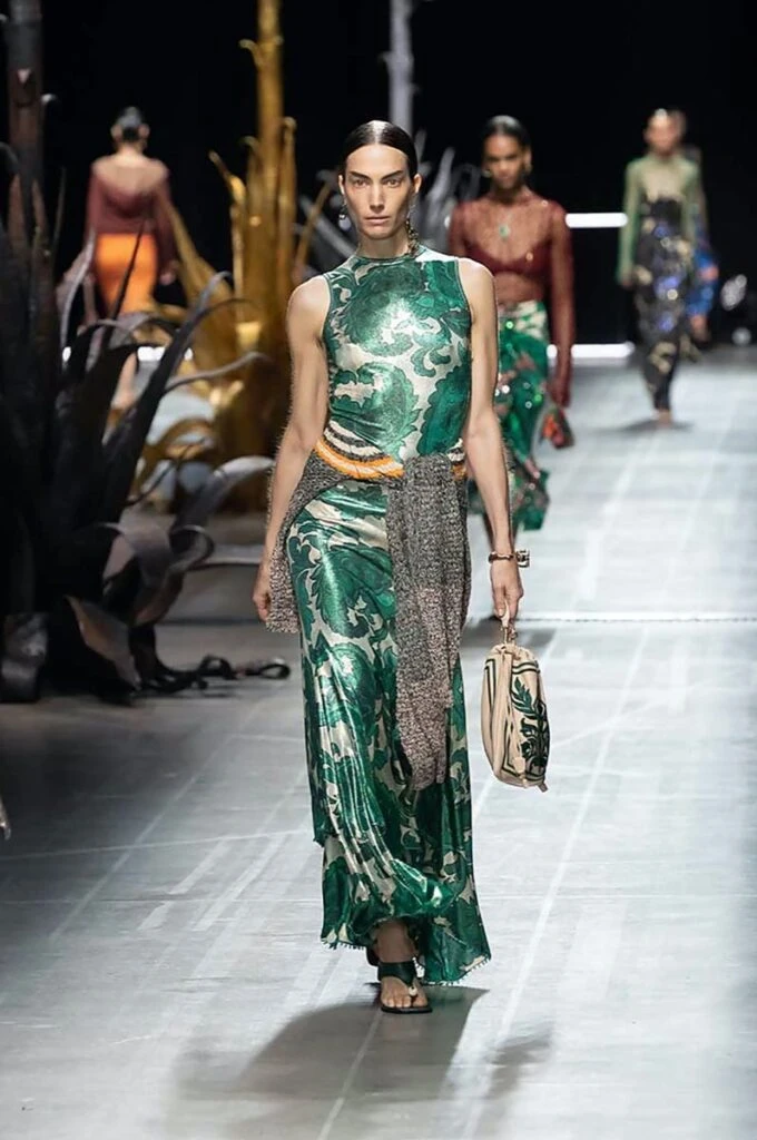 Desfile Etro primavera 2025 en la Semana de Moda de Milán.