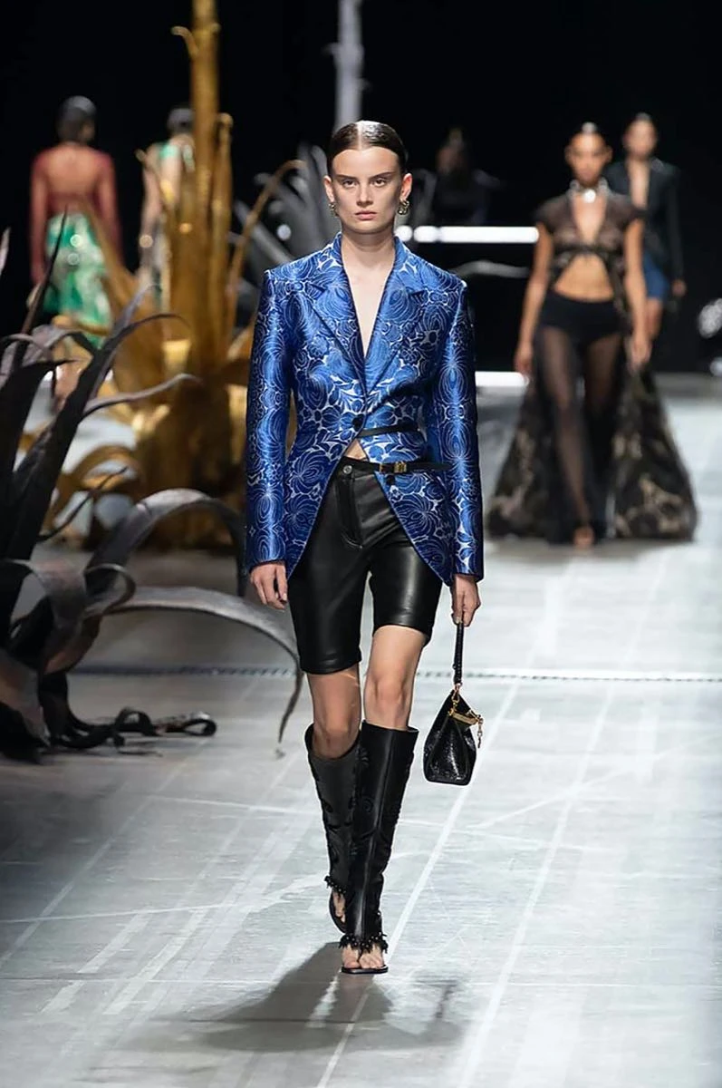 Desfile Etro primavera 2025 en la Semana de Moda de Milán.