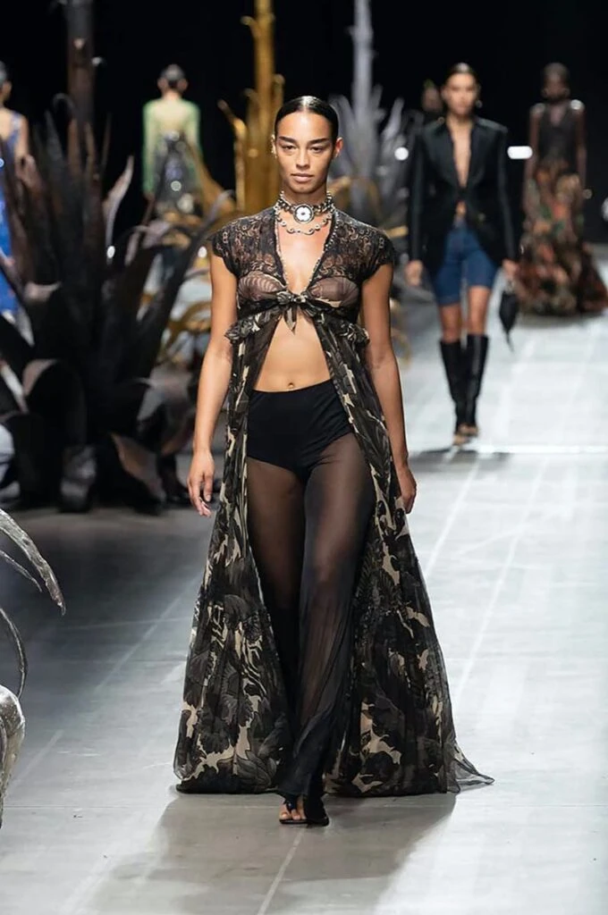 Desfile Etro primavera 2025 en la Semana de Moda de Milán.