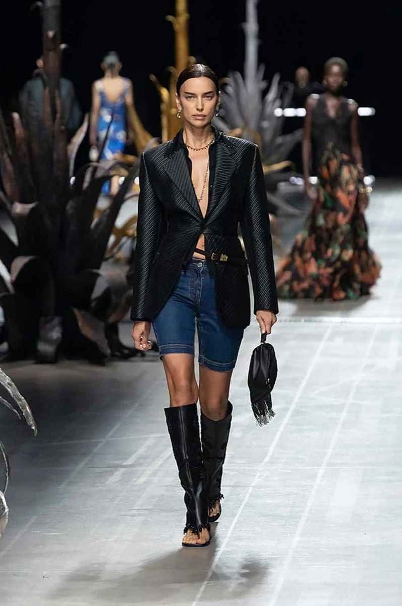 Desfile Etro primavera 2025 en la Semana de Moda de Milán.