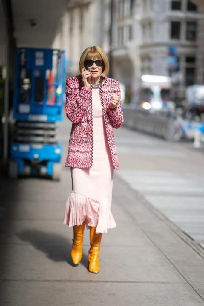 La consigna es llenar las carteras de "cosas" que sobresalen: abarrotar los accesorios con llaveros (o charms) temáticos de Nueva York en forma de pretzels, manzanas y taxis.