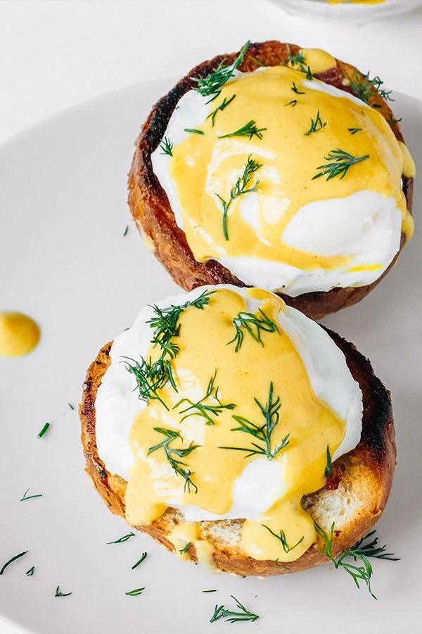 Cómo preparar huevos benedictinos, la receta ideal para comenzar tus mañanas bien arriba
