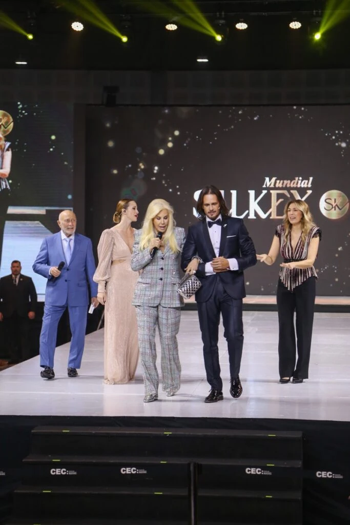 El look sastrero de Susana Giménez en un evento