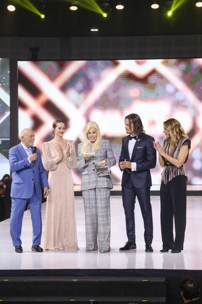 El look sastrero de Susana Giménez en un evento