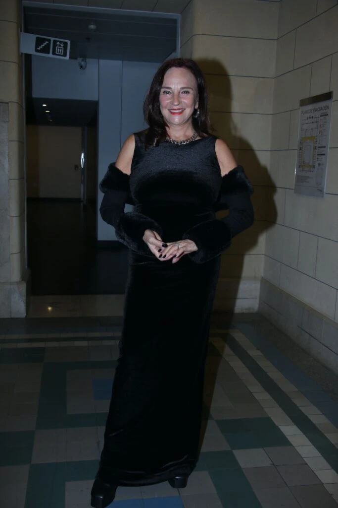 Vidriera de Laurita Fernández a Juli Poggio, los looks de los famosos en los Premios Hugo