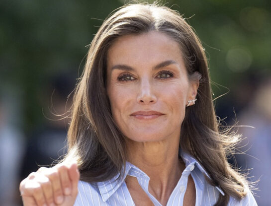 Letizia Ortiz marca tendencia con una camisa "cropped" diseñada por Victoria Beckham que aggiorna su look