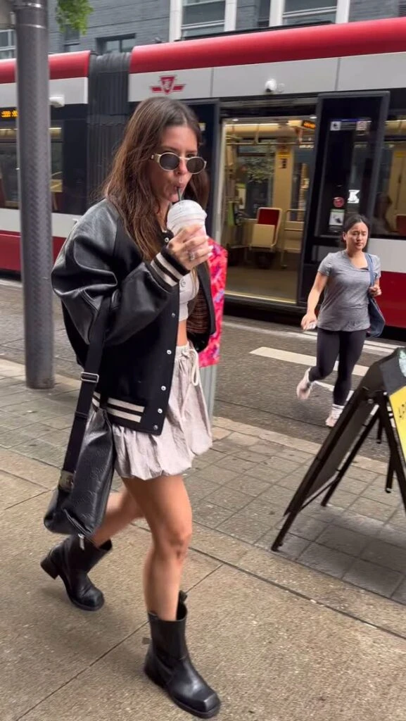 La China Suárez lució en Toronto un ítem de moda ideal infalible en un look urbano