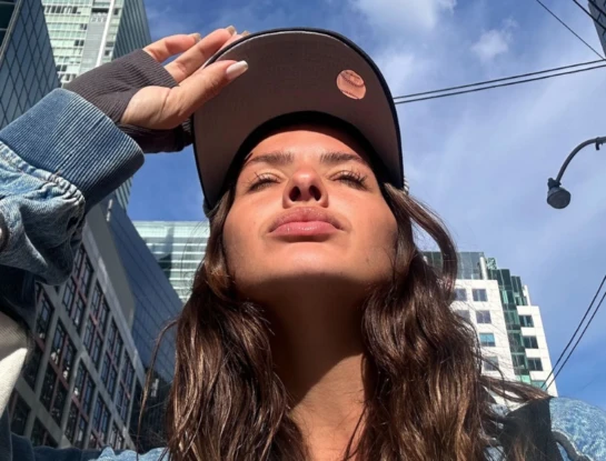 La China Suárez lució en Toronto un ítem de moda infalible en un look urbano