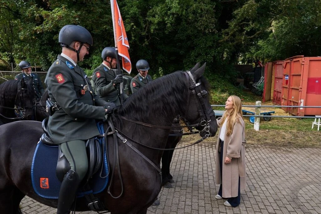 La princesa Amalia se atrevió a llevar look athleisure para una visita oficial y acertó