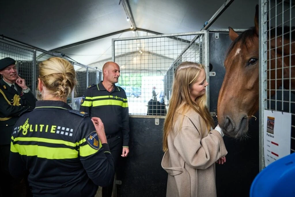 La princesa Amalia se atrevió a llevar look athleisure para una visita oficial y acertó