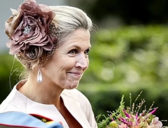 Máxima deslumbró con un look lady, en el color de la temporada