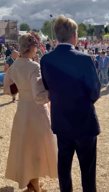 Máxima deslumbró con un look lady, en el color de la temporada