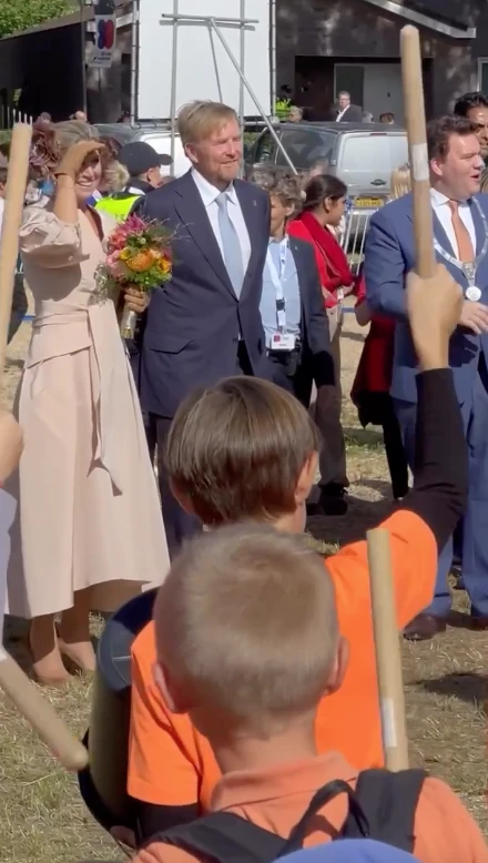 Máxima deslumbró con un look lady, en el color de la temporada