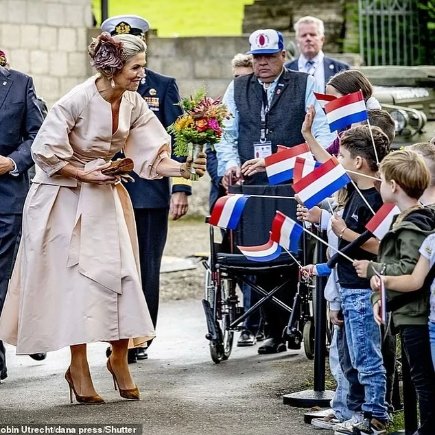 Máxima deslumbró con un look lady, en el color de la temporada