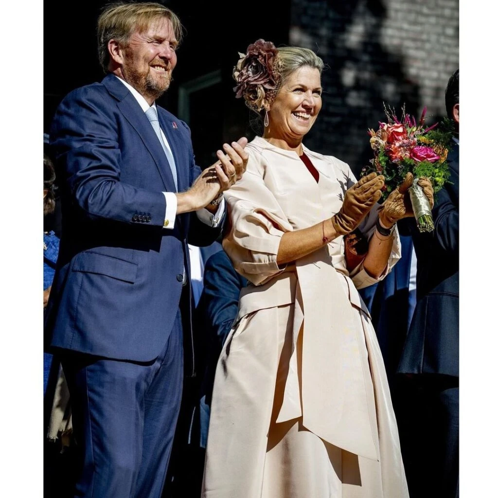 Máxima deslumbró con un look lady, en el color de la temporada