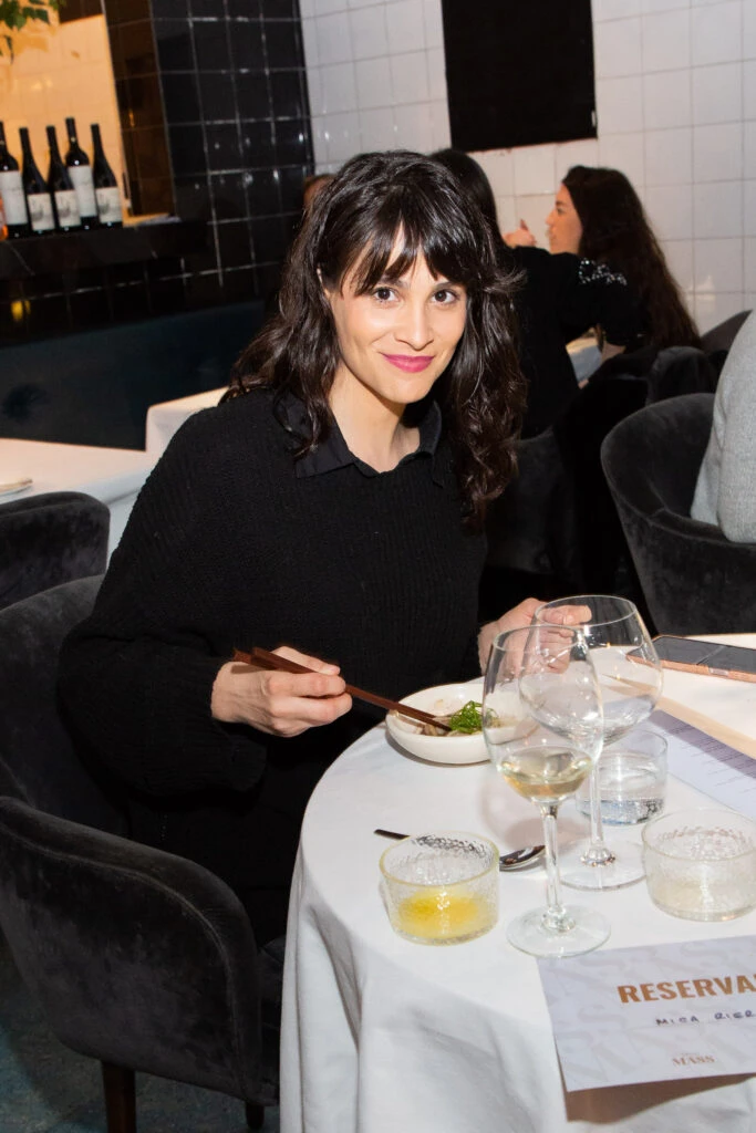 Mica Riera disfrutando del menú por pasos