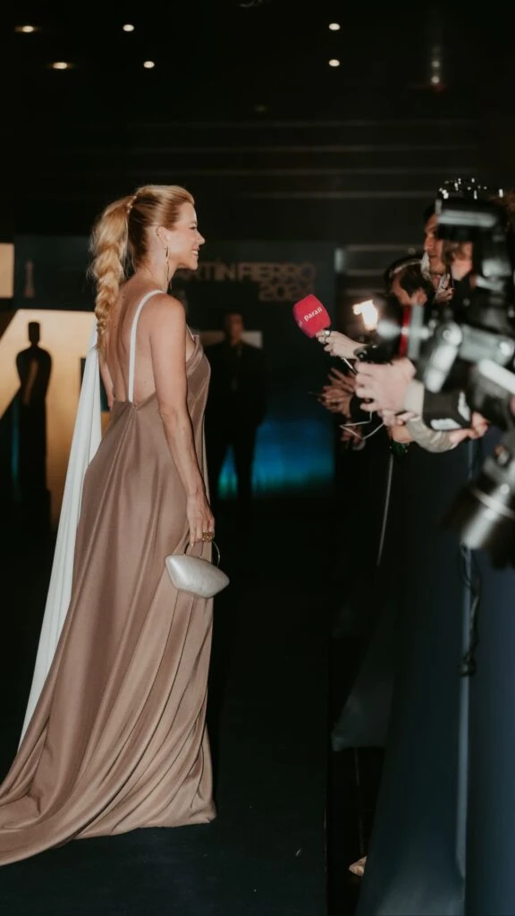 Nicole Neumann llevó el peinado más trendy en los Premios Martín Fierro