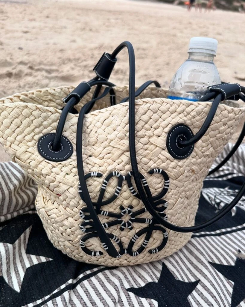Nicole Neumann tiene el accesorio imprescindible de la temporada que viene tote de rafia de loewe