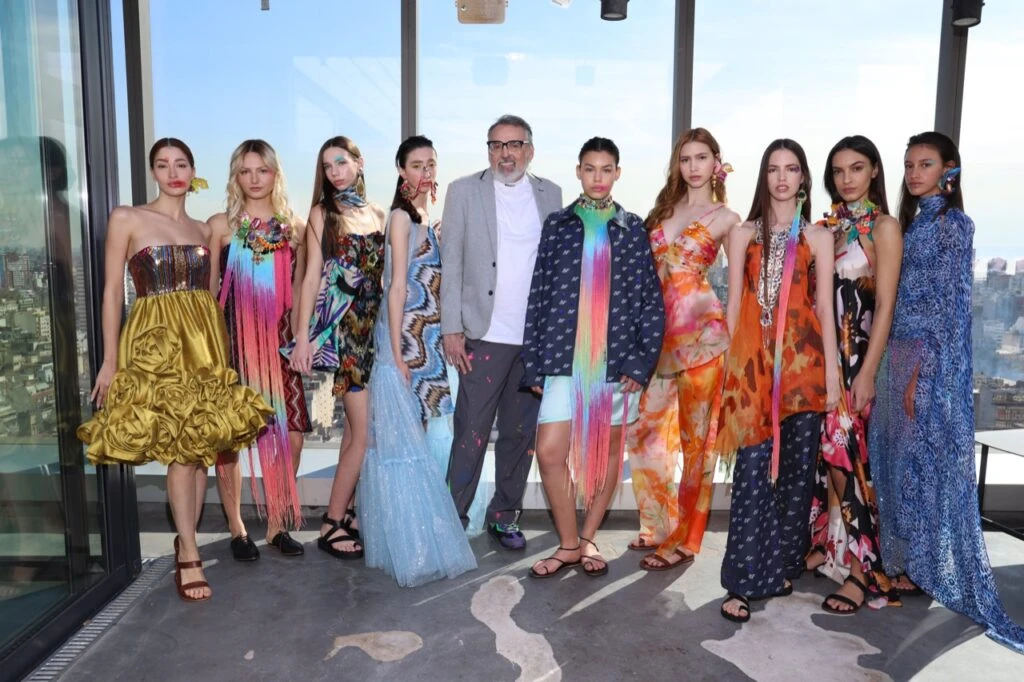 Benito Fernández con las modelos