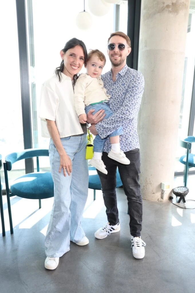 Marina Fernández junto a su hijo Fermín y s marido.