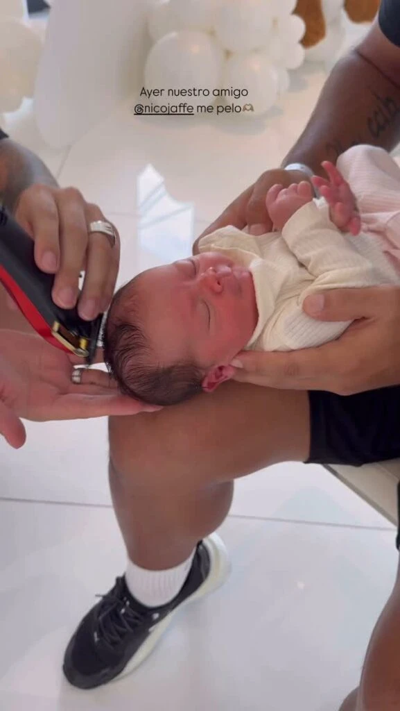 El primer cambio de look de Olivia Agüero: sus papás decidieron pelarla