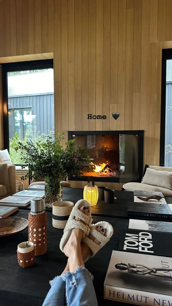 Juliana Awada eligió las sandalias Birkenstock peluche para disfrutar del relax