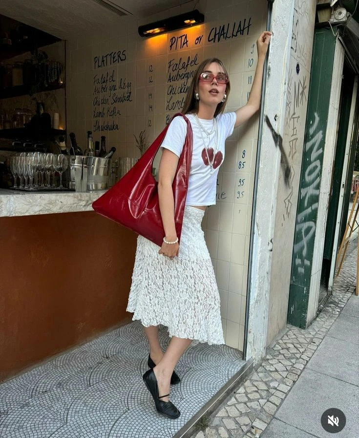 Alerta tendencia: las polleras de encaje se apoderaron del street style