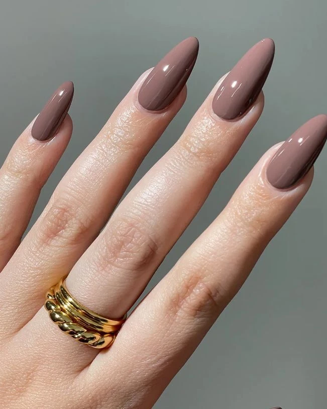 Las uñas grandmacore marcan tendencia en el street style