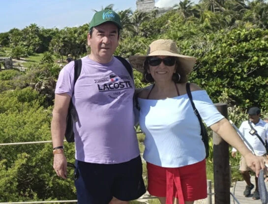 Viajó a Cancún para celebrar su aniversario, tuvo un ACV, está en coma y su familia recauda fondos para poder traerla:"Son días muy difíciles"