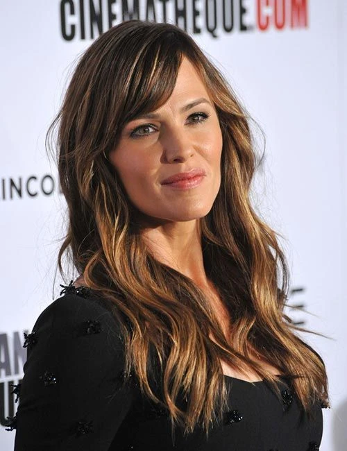 Vuelve el flequillo furor de los '90, en una versión chic que va con todo tipo de pelo