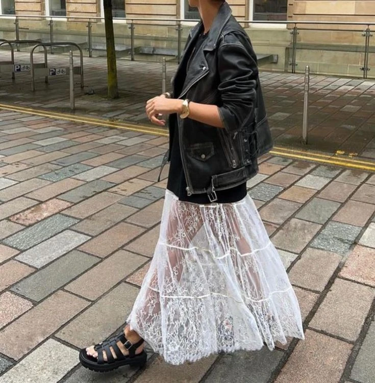 Alerta tendencia: las polleras de encaje se apoderaron del street style