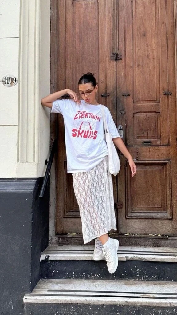 Alerta tendencia: las polleras de encaje se apoderaron del street style