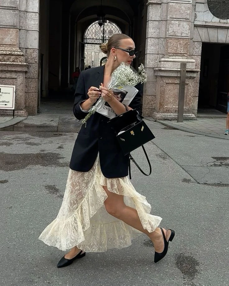 Alerta tendencia: las polleras de encaje se apoderaron del street style