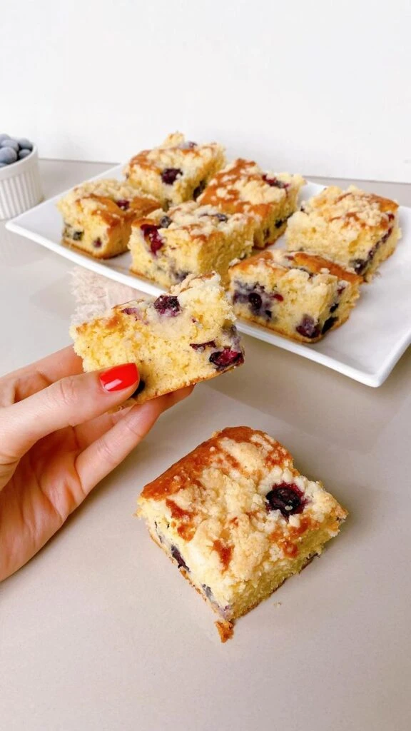 La receta de los cuadraditos de yogur y arándanos, bien húmedos y deliciosos