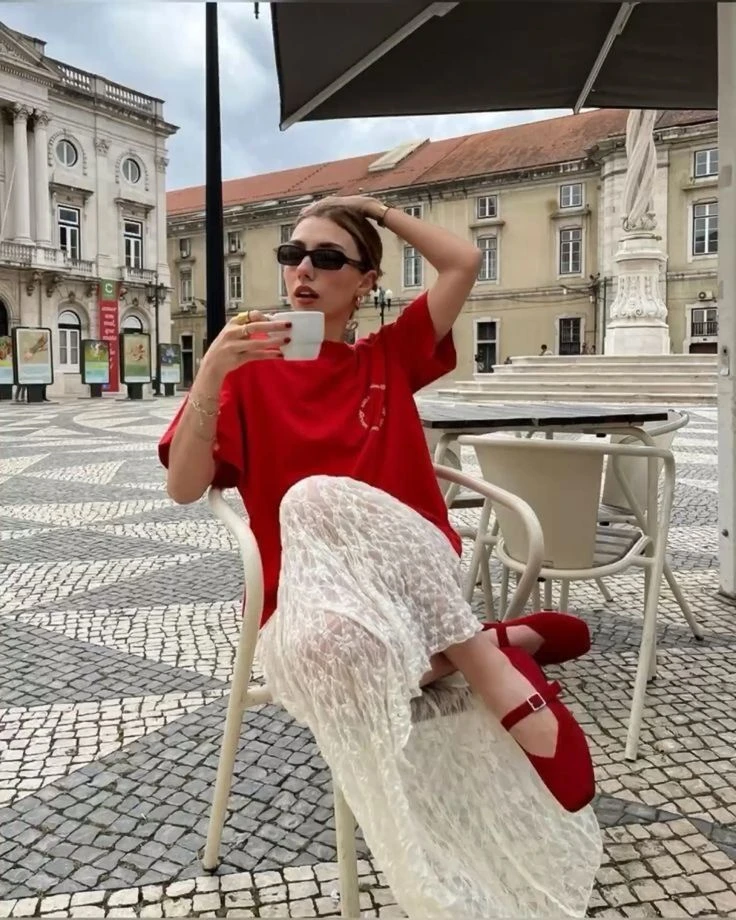 Alerta tendencia: las polleras de encaje se apoderaron del street style