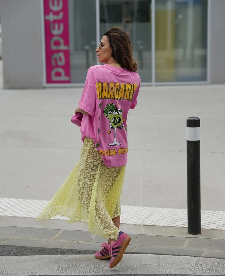 Alerta tendencia: las polleras de encaje se apoderaron del street style
